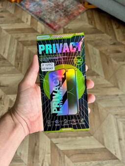 Privacy tmavé ochranné sklo na iPhone 16 pro - 3