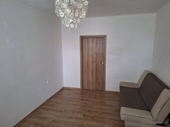 Predám 2-izbový byt na starom sídlisku - 3