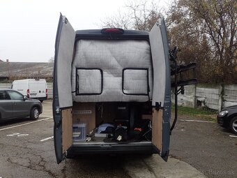 Zánovná vestavba obytné auto karavan L4H3 pre 4 osoby - 3