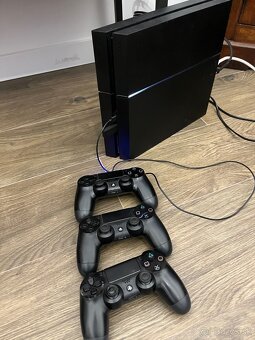 Playstation 4 + 3 ovladace + hry + sluchadla zdarma - 3