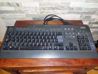 Monitor, reproduktory, klávesnica, myška - 3