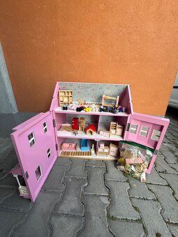 Predám detský domček s figurkami a nábytkom - 3