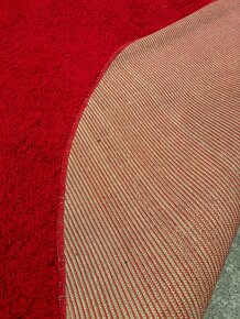 Červený hrubý oválny koberec - 3