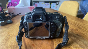 Nikon D90 + AF-S DX NIKKOR 18-105mm - 3