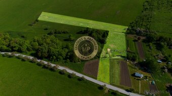 NA PREDAJ-rozľahlý pozemok v Jakovanoch ideálna investícia - 3