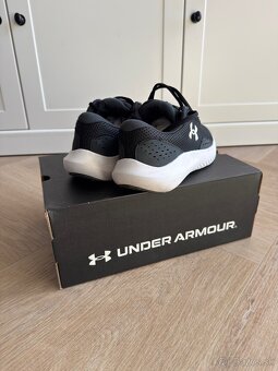 Under Armour BGS Surge 4 - 3