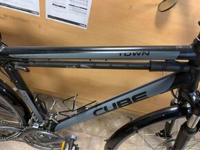 Trekový bicykel CUBE TOWN GTS s bohatým príslušenstvom - 3
