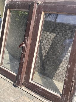 Staršie drevené okná rôznych veľkostí – predaj po kusoch aj - 3