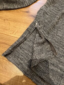 Predĺžený sivý pulover s rozparkami - 3