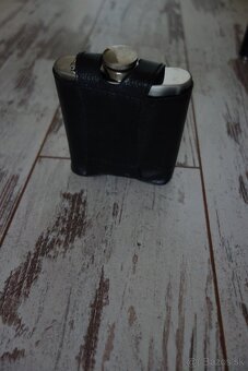 Nerezová ploskačka v koženom puzdre - ťapka - 3