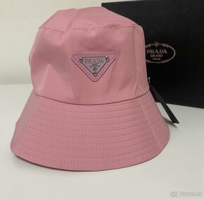 Rúžový klobúk Prada - 3