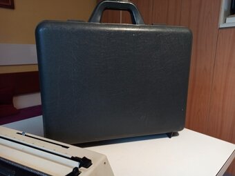 Predám kufríkový písací stroj CONSUL Z 2226 s kufríkom - 3