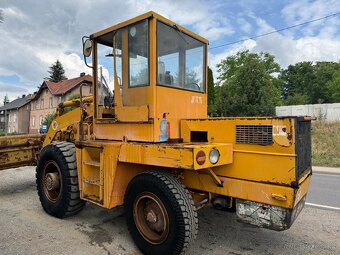 Nakladač UNC 53.2 4x4. Rok výroby: 1990. Otočné rameno. - 3