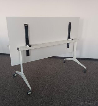 Pisaci stol stohovatelny na kolieskach - 3