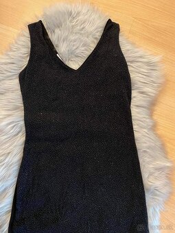 2x obtiahnuté šaty - 3