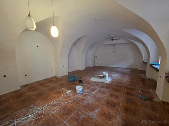 Komerčné priestory v centre s dvorom 120m2 a garážou. TOP PO - 3