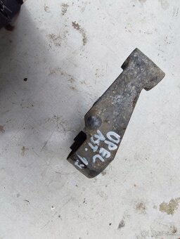 Opel Astra 1.7 CDTI - Držiak motora - 3