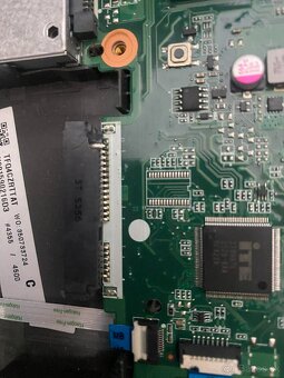 Predám na náhradné diely nt nejde sata a usb acer aspire e5 - 3