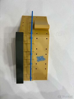 Schodisko so zábradlím a rampou a skateboadmi - 3