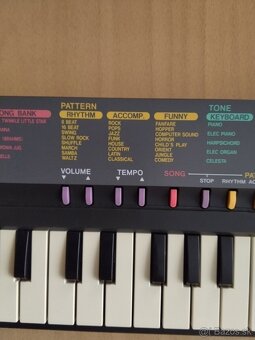 Retro Casio SA-5 elektronický mini keyboard z 1991 - 3