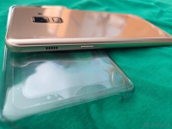 Samsung A8 2018 duos gold v peknom stave nosený v púzdre nal - 3