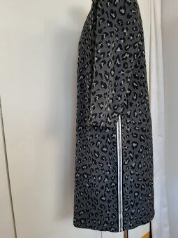 Šaty modné s pasikom bielo-strieborným po bokoch. - 3