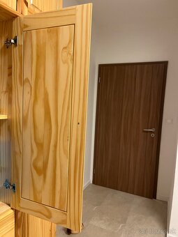 Drevená skriňa s nadstavcom - 3