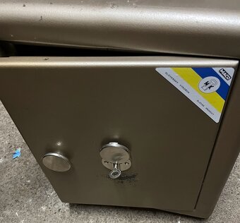 Predám trezor Safetronics - 3