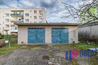 PREDAJ - rodinný dom s 2 bytmi, garážami a pozemkom - 3