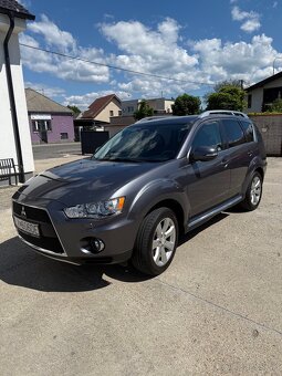 Mitsubishi Outlander SUV - 3