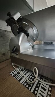 Poloautomatický krájač na výrobky s ostrím - 3