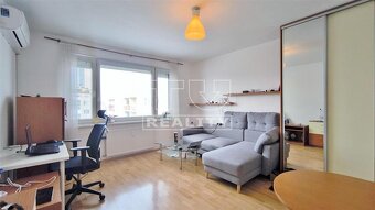 Praktický 2-izbový byt • loggia s výhľadom do... - 3