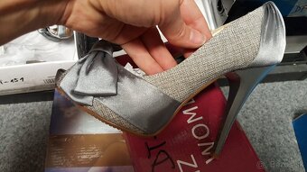 šedo-strieborné lodičky s mašľou - 3