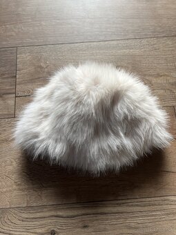 Uplne nove damske ciapky z umelej kozusiny - 3