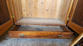 Stará  šatniková  skriňa - 3