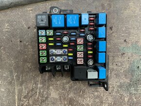 Hyundai i30 07-12 riadiaca jednotka, poistkova skrinka BSI - 3