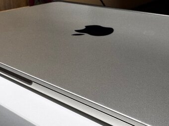 Predám málo používaný MacBook 13” 2024 M3, 256 GB. - 3