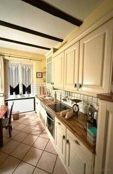 Krémová venkovská kuchyně s vestavěnými spotřebiči,5654 - 3