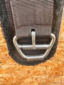 Westernový podbrusnik - 3