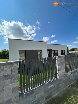 Moderný 4-izbový dom s veľkou garážou v obľúbenej lokalite B - 3