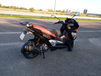 Aprília SR MAX 300 - 3