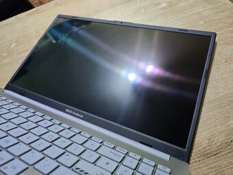 Asus Vivobook go OLED model 2024 s procesorom AMD ryzen 5 7 - 3