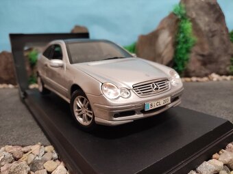 prodám model 1:18 Mercedes Benz C class sportcoupe - 3