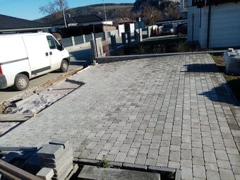 Oprava a pokládka zámkovej dlažby a obrubníkov - 3