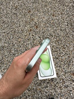 iPhone 15 - baterie 100% green - 3