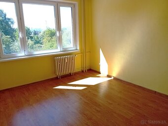 Na predaj veľký 3 izb.byt s balkónom v peknom prostredí - 3