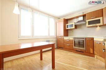 Veľkometrážny 3-izbový. zrekonštruovaný a zariadený byt - 3