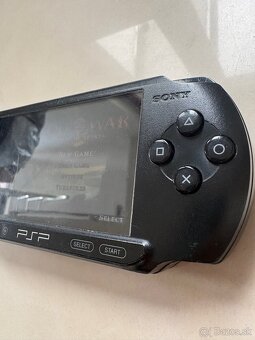 Playstation Portable (PSP) 1004-E Street + God Of War - 3