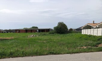Na predaj: Pozemok v Kvetoslavove - 801 m² za 210 000 EUR - 3