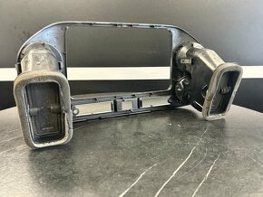 Volkswagen Tiguan - fukár na pravej prednej strane od rádia - 3